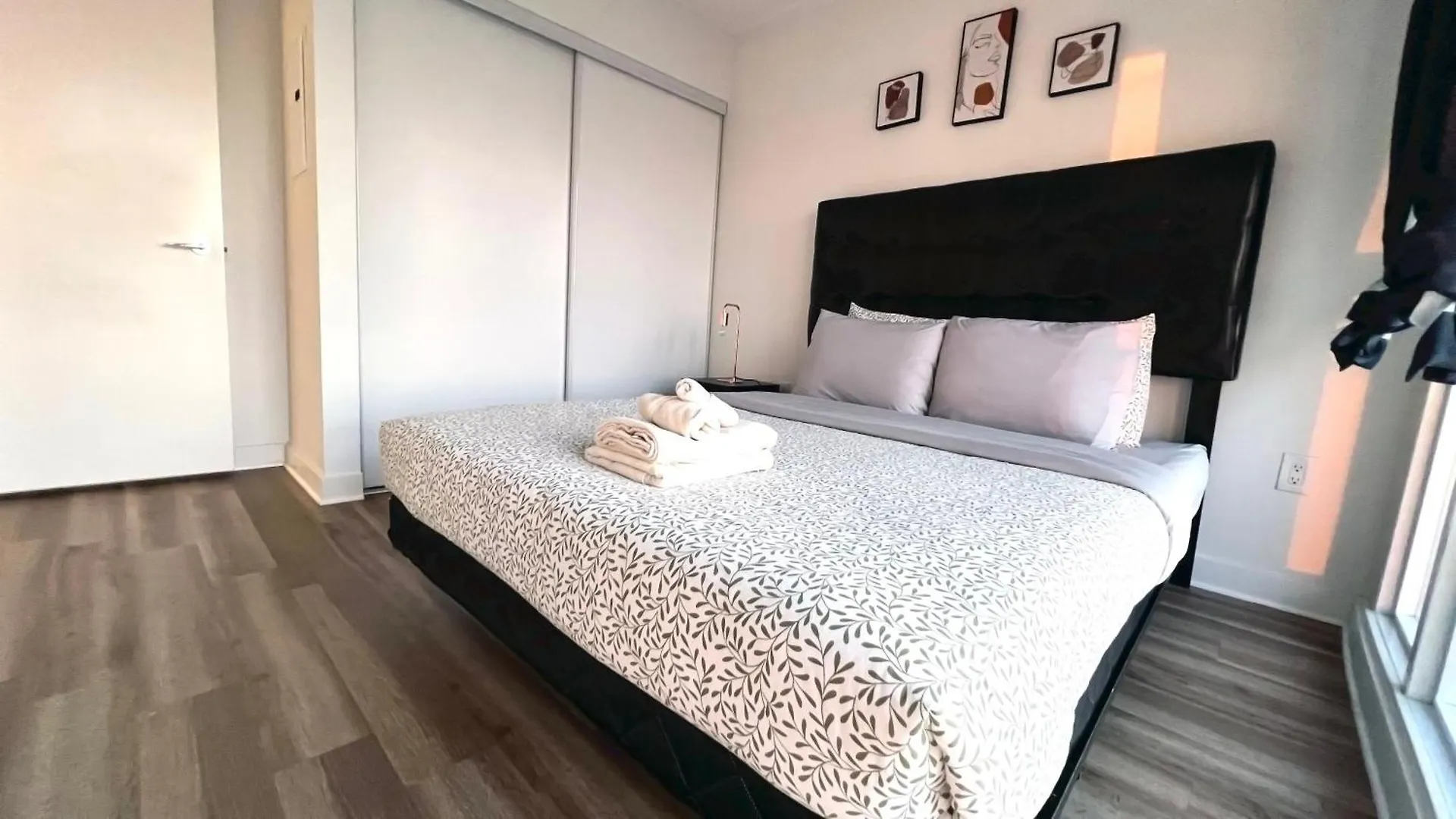 Stunning Luxurious Lakeview Condo By Cn Tower Toronto Apartmán
