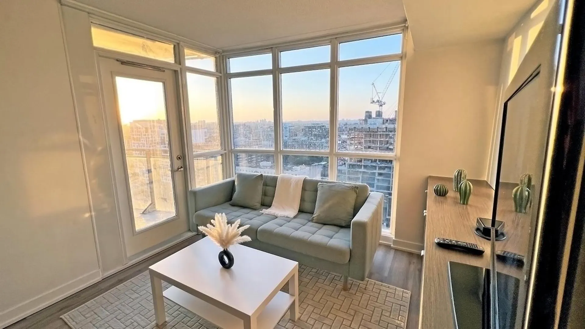 Stunning Luxurious Lakeview Condo By Cn Tower Toronto
