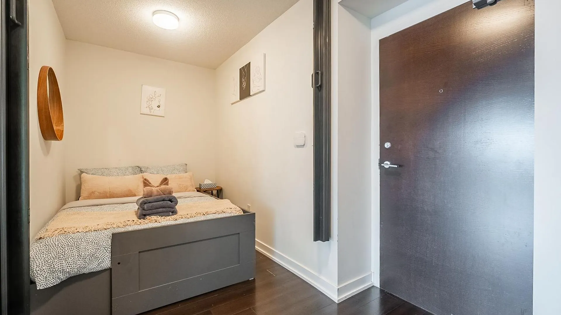 Stunning Luxurious Lakeview Condo By Cn Tower Toronto Apartmán