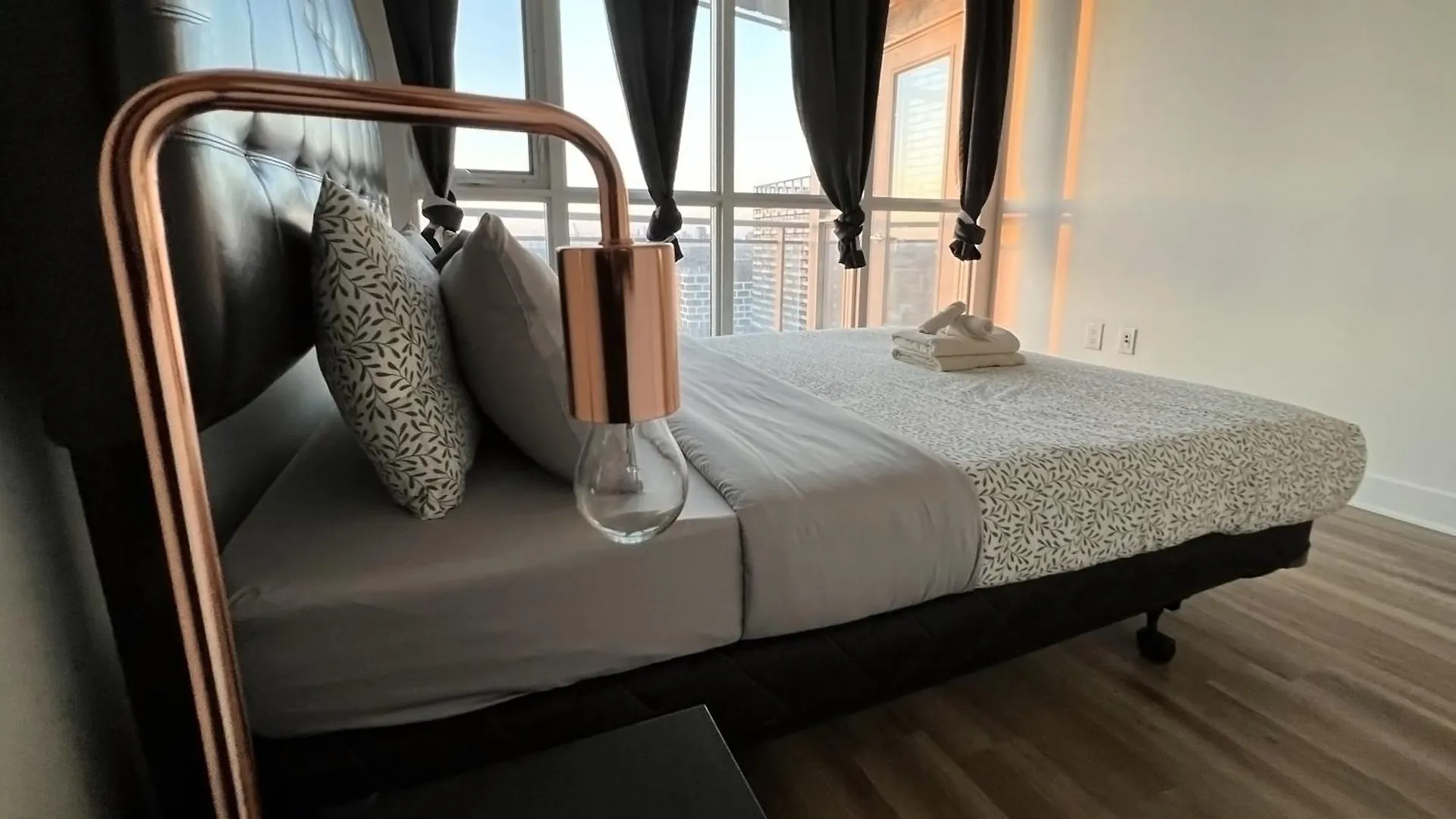 Stunning Luxurious Lakeview Condo By Cn Tower Toronto Canada