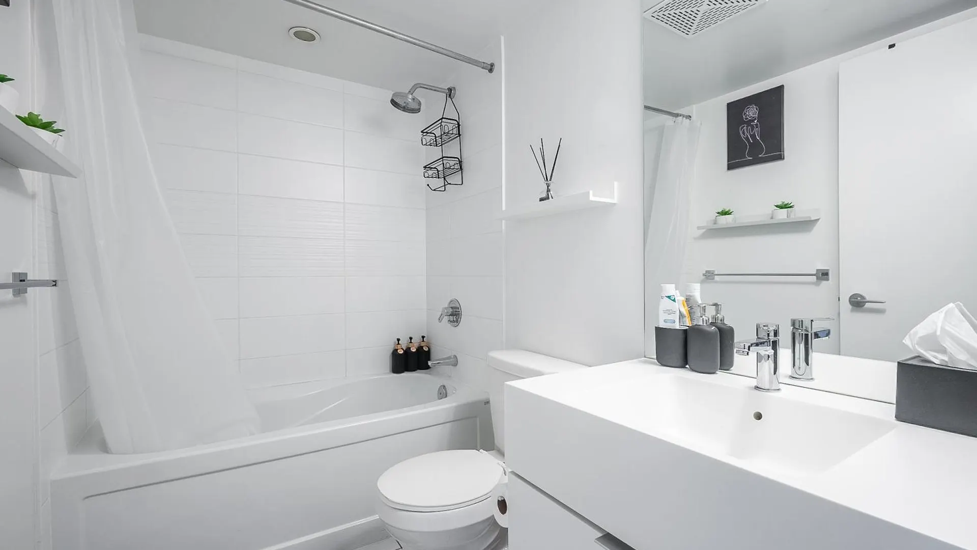 Stunning Luxurious Lakeview Condo By Cn Tower Toronto Canada